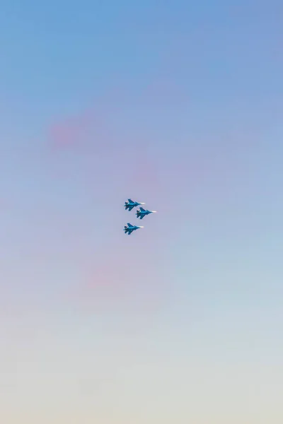 Aviones Militares Realizando Acrobacias Cielo Azul Claro —  Fotos de Stock