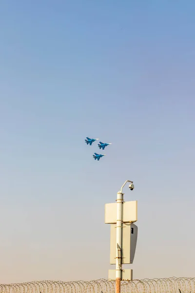 Στρατιωτικά Αεροπλάνα Εκτελούν Ακροβατικά Στον Καταγάλανο Ουρανό — Φωτογραφία Αρχείου