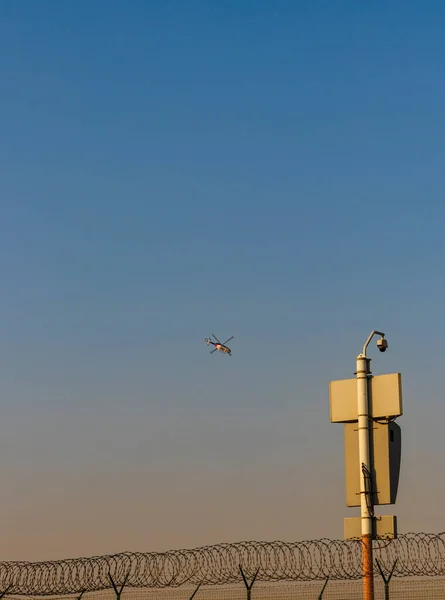 Aviones Militares Realizando Acrobacias Cielo Azul Claro —  Fotos de Stock
