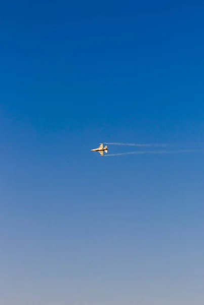 真っ青な空でスタントを行う軍用機 — ストック写真