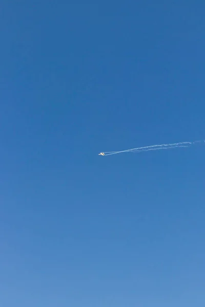 Militaire Vliegtuigen Die Stunts Uitvoeren Een Heldere Blauwe Lucht — Stockfoto