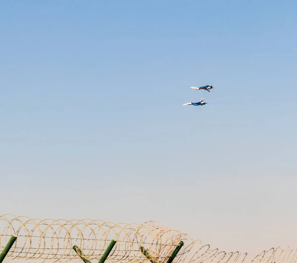 Στρατιωτικά Αεροπλάνα Εκτελούν Ακροβατικά Στον Καταγάλανο Ουρανό — Φωτογραφία Αρχείου
