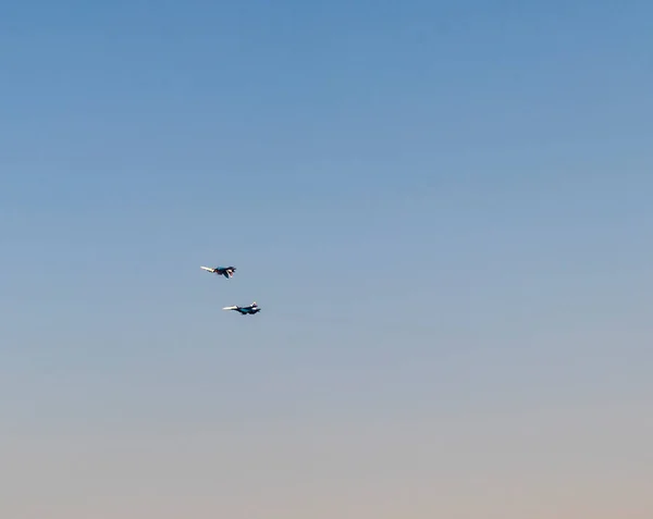 真っ青な空でスタントを行う軍用機 — ストック写真