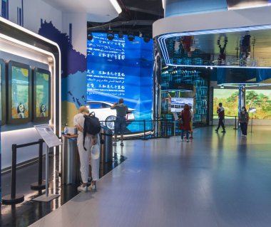 Dubai, BAE - 11.18.2021 ExPO 2020 Opportunity bölgesi. Bir Çin köşkünün içinde