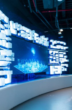 Fütürist neon duvar kurulumunun görüntüleri