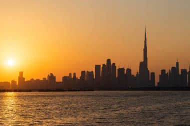 Dubai, BAE - 12.03.2021 Dubai silueti görüntüsü, Jadaf yürüyüşünden çekildi.