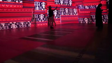 Dubai, BAE - 11.06.2021 ExPO 2020 Opportunity bölgesi. Bir Endonezya köşkünün içinde. Olay