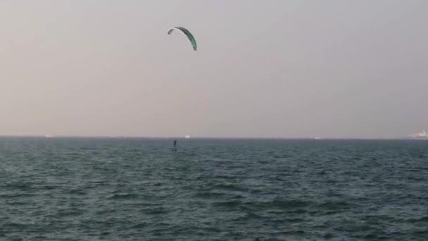 Filmación Hombre Haciendo Windsurf Mar Abierto Deportes — Vídeos de Stock