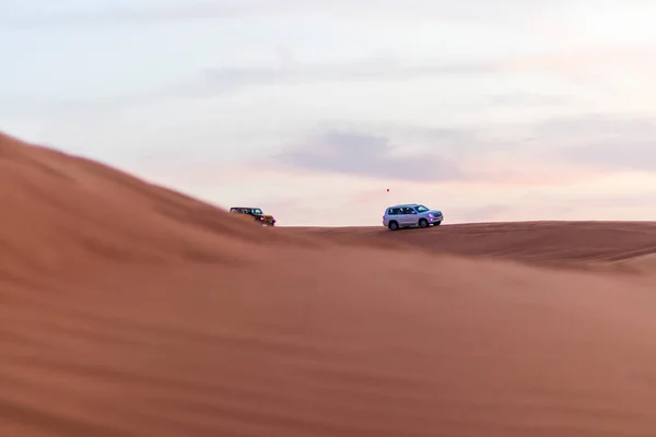 Tiro Veículo Suv Dirigindo Dunas Areia Calha — Fotografia de Stock