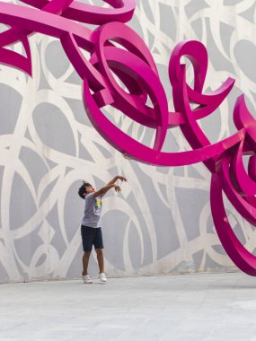 Dubai, BAE - 12.11.2021 - şehir merkezi, Dubai alışveriş merkezi. Küçük çocuk oynuyor.