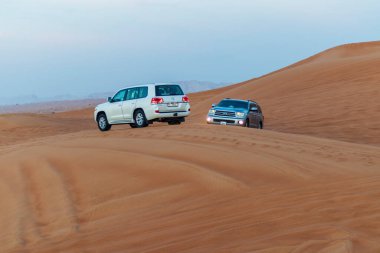 Dubai, BAE - 12.15.2021 Kum tepeciğinde bir SUV 'un görüntüsü.