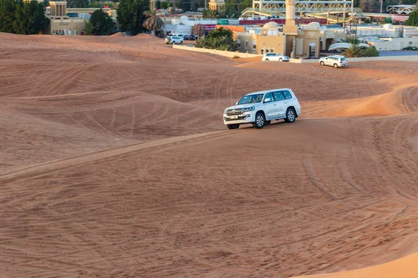 Dubai Emirados Árabes Unidos 2021 Tiro Suv Uma Duna Areia — Fotografia de Stock