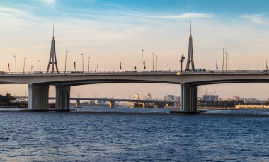 Dubai, BAE - 12.20.2021 Business Bay geçişi köprüsü.