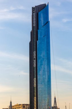 Dubai, BAE - 12.20.2021 Dubai D1 kulesi İş sahasından geçiyor..