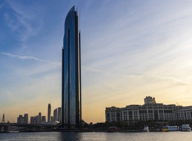 Dubai, BAE - 12.20.2021 Dubai D1 kulesi İş Sahası geçişi