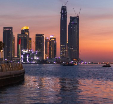 Dubai, BAE - 12.20.2021 Dubai Festival şehrinde liman yürüyüşü