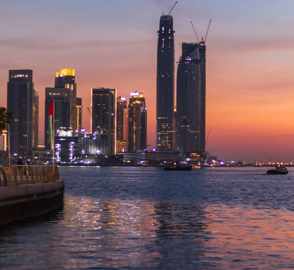 Dubai, BAE - 12.20.2021 Dubai Festival şehrinde liman yürüyüşü