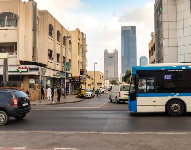 Dubai, BAE - 12.22.2021 - Satwa bölgesinin işlek sokakları.