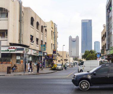 Dubai, BAE - 12.22.2021 - Satwa bölgesinin işlek sokakları.