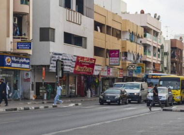 Dubai, BAE - 12.22.2021 - Satwa bölgesinin işlek sokakları.