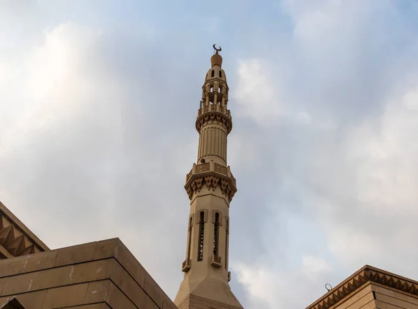 Opname Van Een Minaret Met Bewolkte Lucht Achtergrond — Stockfoto