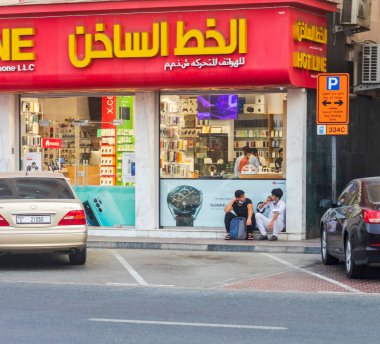 Dubai, BAE - 12.22.2021 - Satwa bölgesinin işlek sokakları.