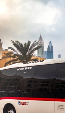 Dubai, BAE - 12.22.2021 - Satwa otobüs durağı