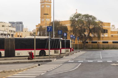 Dubai, BAE - 12.22.2021 - Satwa otobüs durağı