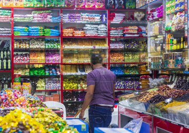 Küçük bir dükkanda şekerle sergilenen bir resim.