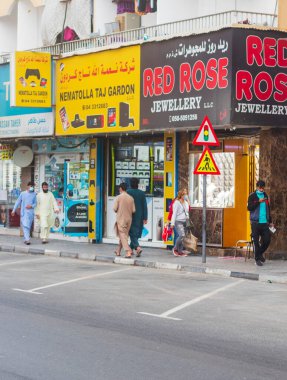 Dubai, BAE - 12.22.2021 - Satwa bölgesinin işlek sokakları.