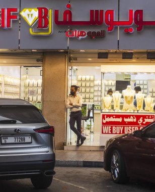 Dubai, BAE - 12.22.2021 - Satwa bölgesinin işlek sokakları.