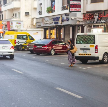 Dubai, BAE - 12.22.2021 - Satwa bölgesinin işlek sokakları.