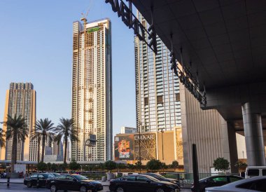 Dubai, BAE - 12.24.2021 - Dubai Alışveriş Merkezi girişinden şehir manzarası