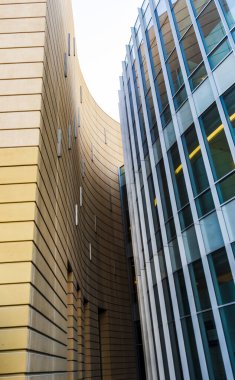 Şehir mimarisinin bir parçasının fotoğrafı.