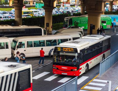 Dubai, BAE - 12.24.2021 - Dubai AVM otobüs durağı