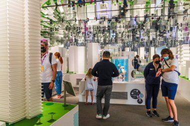 Dubai, BAE - 01.15.2022 EXPO 2020 'nin sürdürülebilirlik bölgesinde bir Almanya pavyonu içinde.