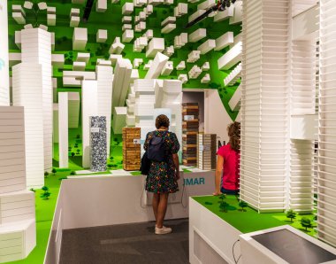 Dubai, BAE - 01.15.2022 EXPO 2020 'nin sürdürülebilirlik bölgesinde bir Almanya pavyonu içinde.