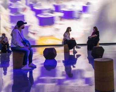 Dubai, BAE - 01.15.2022 EXPO 2020 'nin sürdürülebilirlik bölgesinde bir Portekiz pavyonunun içinde.