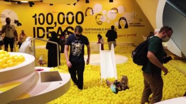 Dubai, BAE - 01.15.2022 EXPO 2020 'nin sürdürülebilirlik bölgesinde bir Almanya pavyonunun içinde. Olay