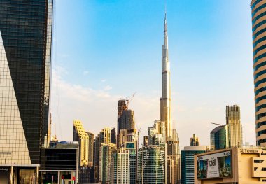 Dubai, BAE - 01.19.2021 - Burj Halife, dünyanın en yüksek binası diğer modern binalarla çevrili.