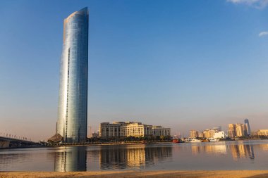 Dubai, BAE - 01.25.2022 Dubai D1 kulesi İş sahasından geçiyor.