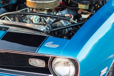 Dubai, BAE - 02.04.2022 - Motor fuarı sırasında sergilenen klasik araba.