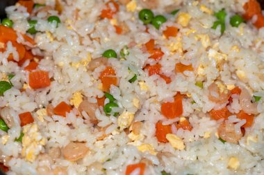 Kızarmış pirinçli karidesi yakından çek.