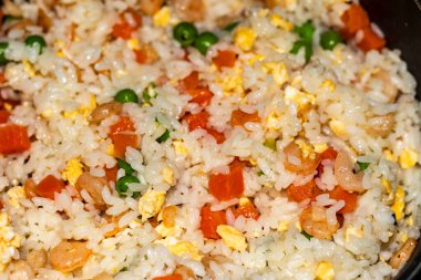 Kızarmış pirinçli karidesi yakından çek.