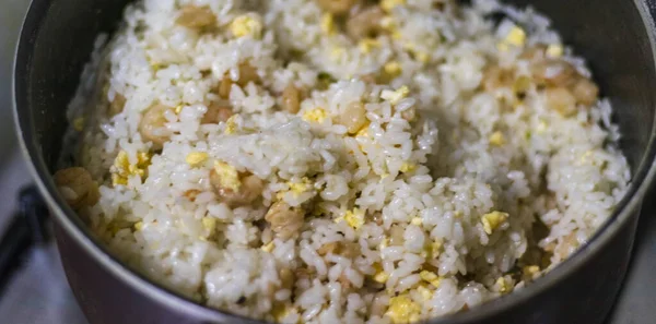 Close Tiro Arroz Branco Cozido Com Camarões Ovo — Fotografia de Stock