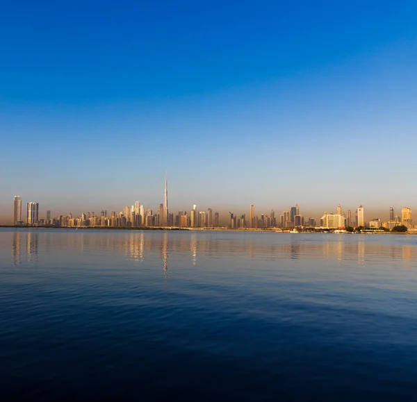 Dubai, BAE - 02.11.2022 Dubai silueti manzaralı, Dubai dere limanından çekilmiş.
