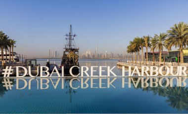 Dubai, BAE - 02.11.2022 - Kara inci korsan gemisinin kopyası, yüzen bir restoran olarak kullanılıyor ve Dubai dere limanına yanaşıyor..