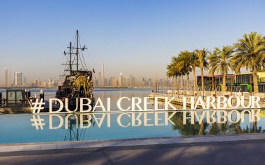 Dubai, BAE - 02.11.2022 - Kara inci korsan gemisinin kopyası, yüzen bir restoran olarak kullanılıyor ve Dubai dere limanına yanaşıyor..