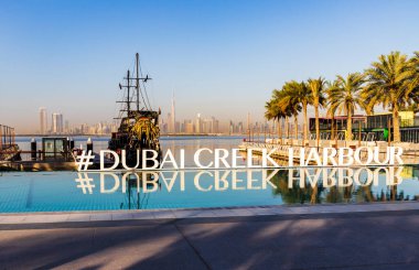 Dubai, BAE - 02.11.2022 - Kara inci korsan gemisinin kopyası, yüzen bir restoran olarak kullanılıyor ve Dubai dere limanına yanaşıyor..