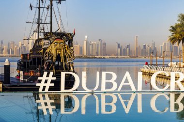 Dubai, BAE - 02.11.2022 - Kara inci korsan gemisinin kopyası, yüzen bir restoran olarak kullanılıyor ve Dubai dere limanına yanaşıyor..